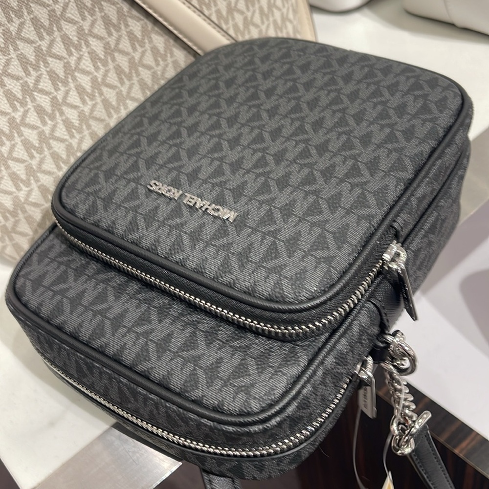 MICHAEL KORS Jet Set Travel Medium Logo Crossbody Flight Bag
Black
NWT - Picture 8 of 16